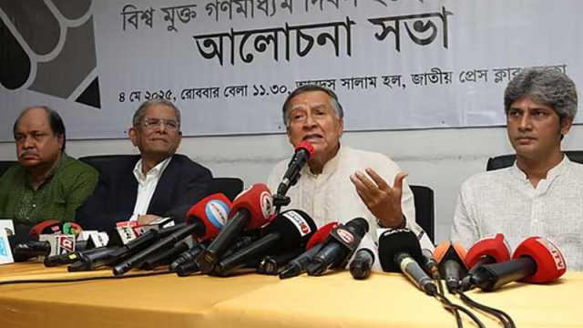 ২৬৬ সাংবাদিকের বিরুদ্ধে মামলা, এটা কীভাবে সম্ভব: মাহ্‌ফুজ আনাম