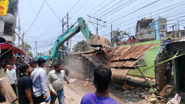 আকস্মিক অভিযানে হতবাক ব্যবসায়ীরা