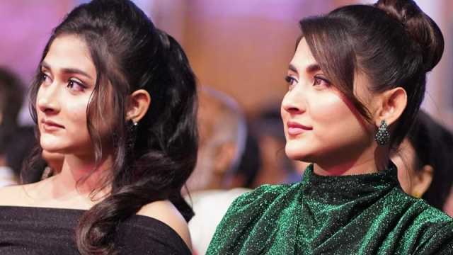 একই মঞ্চে সম্মাননা পেলেন দুই বোন