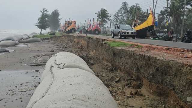 ঢেউয়ের আঘাতে ভাঙছে টেকনাফের মেরিন ড্রাইভ
