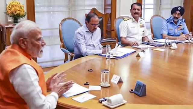 বিমানবাহিনী প্রধানের সঙ্গে জরুরি বৈঠক করলেন নরেন্দ্র মোদি