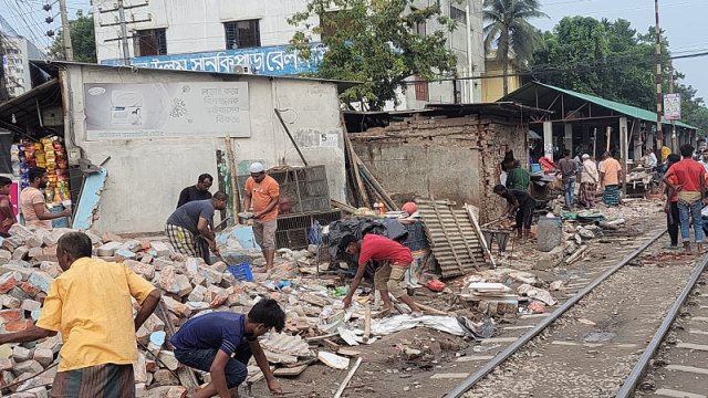 রেলওয়ের জমির ‘লাভ খাচ্ছে’ মসিক, উচ্ছেদে বাধা