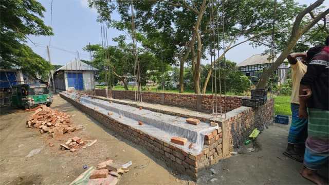 জমি অন্যের, স্থাপনা বিএনপি নেতার