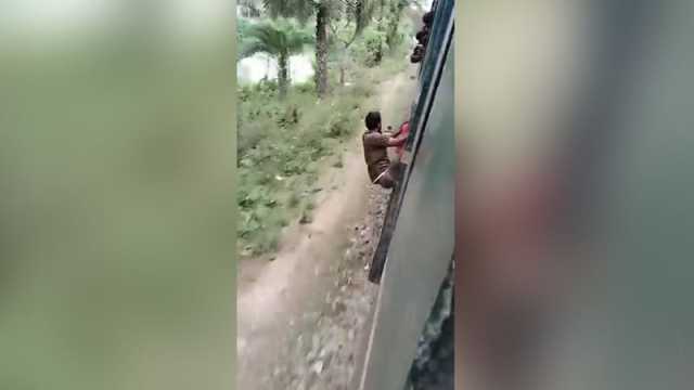 ট্রেন থেকে ফেলে দেওয়ার ভিডিও ভাইরাল: ভুক্তভোগীর পরিবারের মামলা না নেওয়ার অভিযোগ