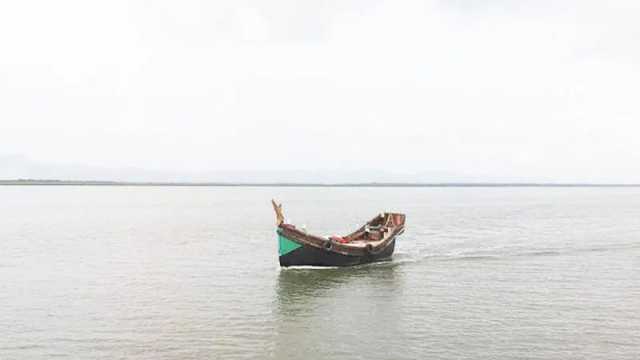 নাফ নদ থেকে চার জেলেকে নিয়ে গেছে আরাকান আর্মি
