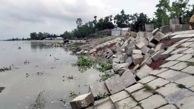 কাজ শেষ হওয়ার আগেই ধস