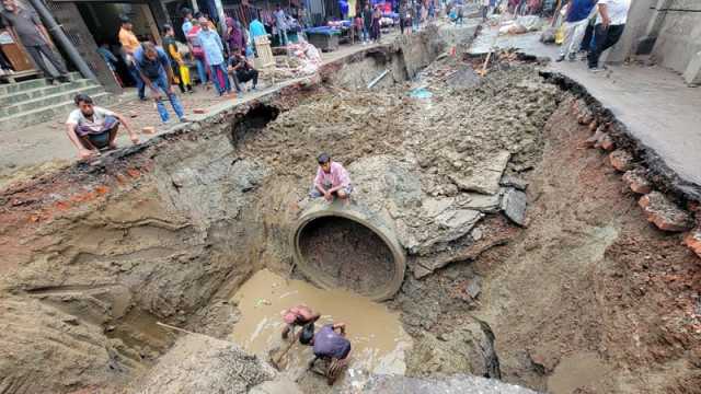 কোথাও পানিতে ময়লা-পোকা কোথাও পানি নেই
