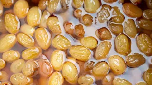 গরমে ভিজিয়ে রাখা কিশমিশ খেলে কী হয়?