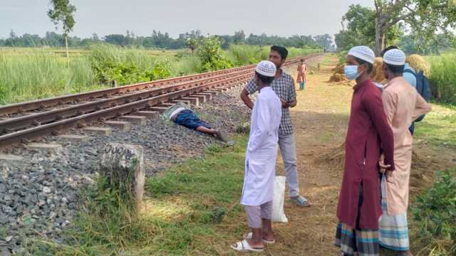 জয়পুরহাটে চলন্ত ট্রেনের নিচে মাথা দিলেন বৃদ্ধ