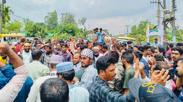 রইস উদ্দিনের হত্যাকারীদের গ্রেপ্তারের দাবিতে চট্টগ্রামে মহাসড়ক অবরোধ