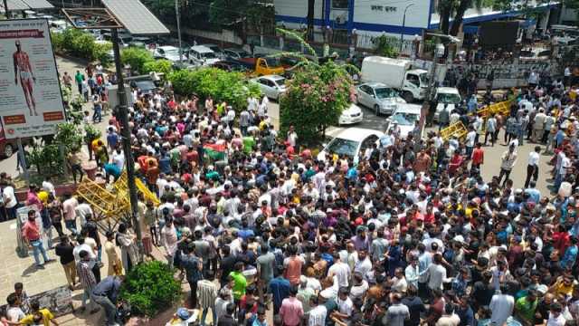 ইশরাক সমর্থকদের অবরোধে রাজধানীতে যান চলাচল ব্যাহত
