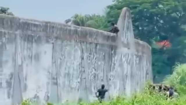 দেয়াল টপকে কারাগার থেকে পালানোর চেষ্টা আসামির, ভিডিও ভাইরাল