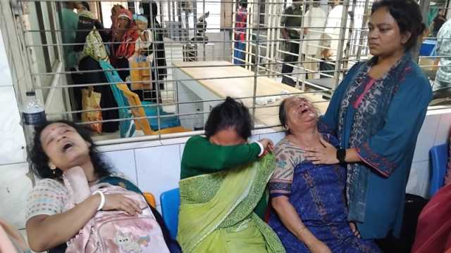 রশনির রক্তমাখা ব্যাগ জড়িয়ে কাঁদছেন মা