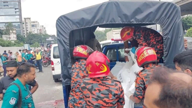বনানীতে ট্রাকচাপায় দুই মোটরসাইকেল আরোহী নিহত