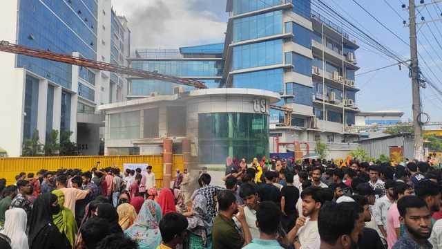 কর্ণফুলীতে বকেয়া বেতন দাবিতে সড়ক অবরোধ, বিক্ষোভ