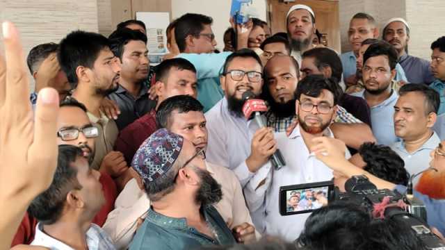 সরকারি চাকরি অধ্যাদেশ প্রত্যাহার না করা পর্যন্ত সচিবালয়ে বিক্ষোভ চালিয়ে যাওয়ার ঘোষণা