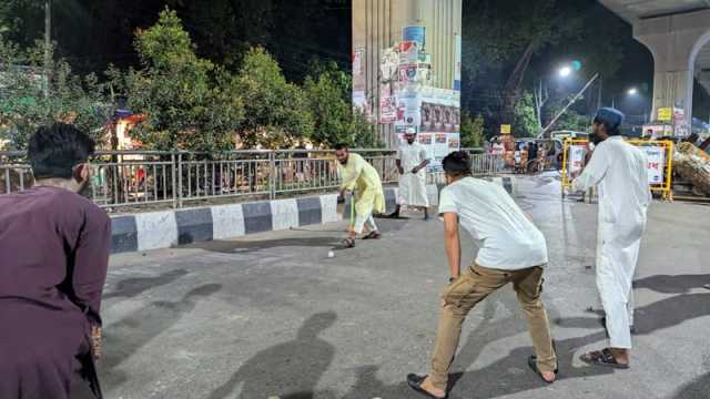 আ.লীগ নিষিদ্ধের দাবিতে সড়ক অবরোধ, ক্রিকেট খেলছেন আন্দোলনকারীরা