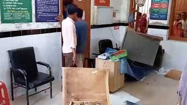 সাতক্ষীরা সদর হাসপাতালের জরুরি বিভাগে হামলা ও ভাঙচুর