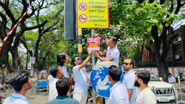 ঢাবিতে যানজট ও দুর্ঘটনা কমানোর উদ্যোগ ছাত্রদল নেতাকর্মীদের
