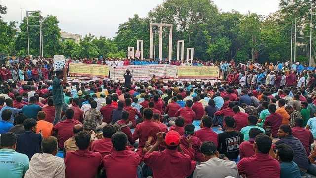 সাত দফা দাবিতে পল্লী বিদ্যুৎ কর্মীদের কর্মবিরতি, শহীদ মিনারে অবস্থান