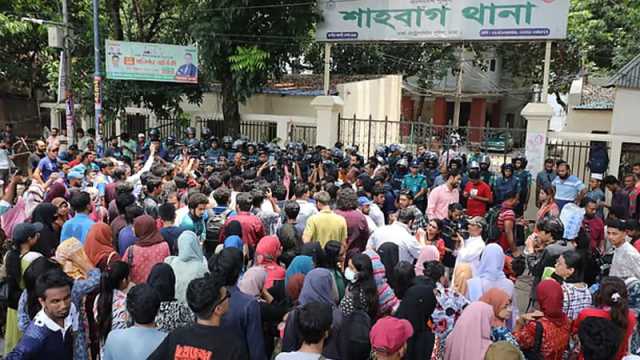 শাহবাগ থানা ঘেরাও, আসামিদের গ্রেপ্তারে আলটিমেটাম