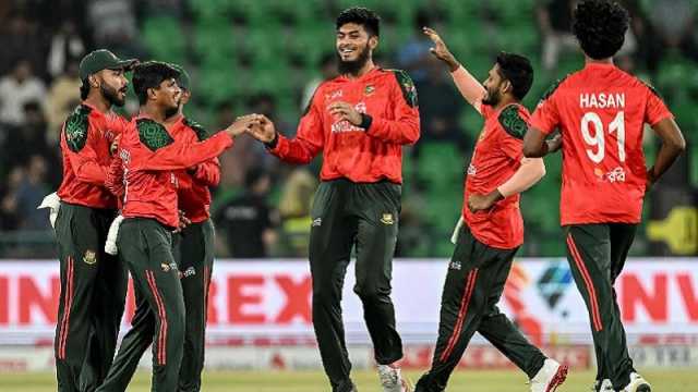 বাংলাদেশকে দুইশ’ ছাড়ানো লক্ষ্য দিল পাকিস্তান