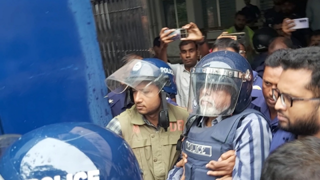 আদালতে সাবেক খাদ্য উপমন্ত্রী ধীরেন্দ্র দেবনাথকে লক্ষ্য করে ডিম নিক্ষেপ