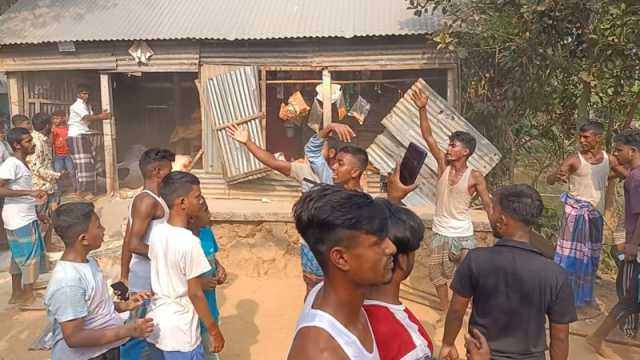 মুক্তাগাছায় শিশু ধর্ষণের অভিযোগ, অভিযুক্তের বাড়িঘর ভাঙচুর উত্তেজিত জনতার