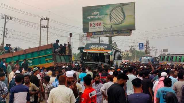 বাসচাপায় অটোরিকশা যাত্রী নিহত, প্রতিবাদে ঢাকা-ময়মনসিংহ সড়ক অবরোধ 