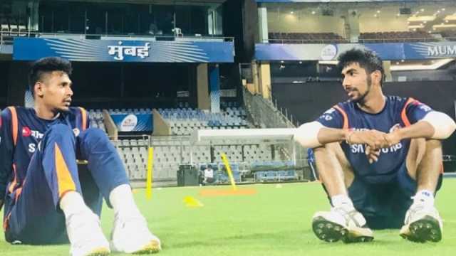 মুস্তাফিজকে ছাড়িয়ে রেকর্ডবুকে বুমরাহ