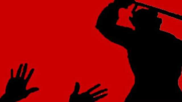 টর্চের আলো নেতার চোখে পড়ায় পুলিশ সদস্যকে পিটিয়ে ও কুপিয়ে জখম