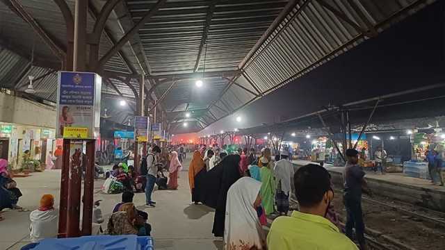 ‘এইবার ঈদে চ্যালচ্যালায়া বাড়িত গেছি, চ্যালচ্যালায়া ঢাহা যাইতাছি’