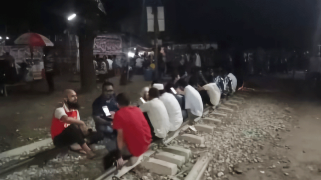 পিএসসি সংস্কারের দাবিতে দ্বিতীয় দিনের মতো বাকৃবিতে রেলপথ অবরোধ