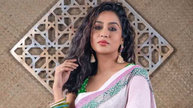দুই পরিবারের দ্বন্দ্বের গল্প নিয়ে ফিরেলেন মম