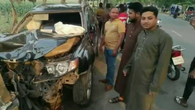 মাইক্রোবাসের ধাক্কায় ব্যাংক কর্মকর্তা ও শিশুসহ ৩ ভ্যান যাত্রী নিহত