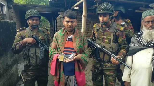মেহেরপুরে বিদেশি পিস্তল, গুলি, ম্যাগাজিনসহ আটক ১