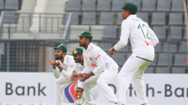 চা বিরতির পর মিরাজের জোড়া সাফল্য