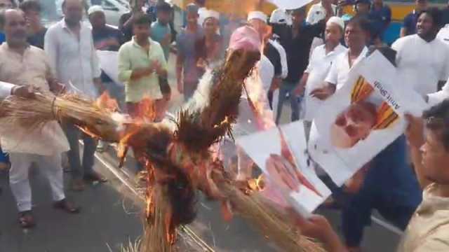 ওয়াকফ বিল নিয়ে কলকাতায় বিক্ষোভ, পোড়ানো হলো মোদি-অমিত শাহের কুশপুত্তলিকা