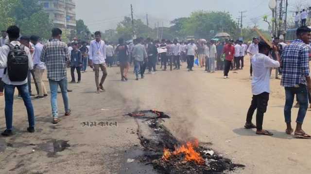 ঢাকা-পাবনা মহাসড়ক অবরোধ করে শিক্ষার্থীদের বিক্ষোভ চলছে