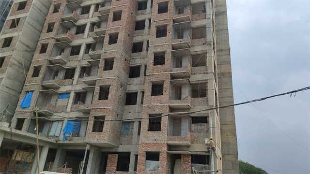 ঝুঁকি নিয়ে কাজ করছেন কয়েক হাজার শ্রমিক