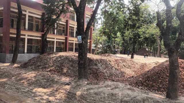 স্কুল মাঠে সড়ক নির্মাণসামগ্রী খেলাধুলা-হাঁটাচলায় ব্যাঘাত