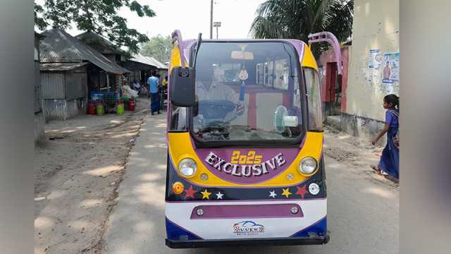তেল ছাড়াই মিনিবাস চলছে নন্দীগ্রামের রাস্তায়  