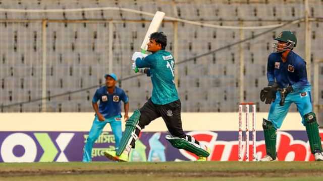 নাসুমের দুর্দান্ত ফিনিশিংয়ে শিরোপার স্বপ্ন টিকিয়ে রাখল মোহামেডান