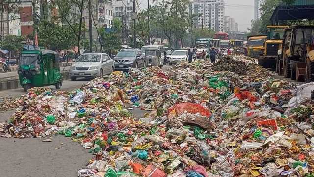 নতুন বাজার সড়কে বর্জ্য ফেলে পরিচ্ছন্নতাকর্মীদের প্রতিবাদ, তীব্র যানজট