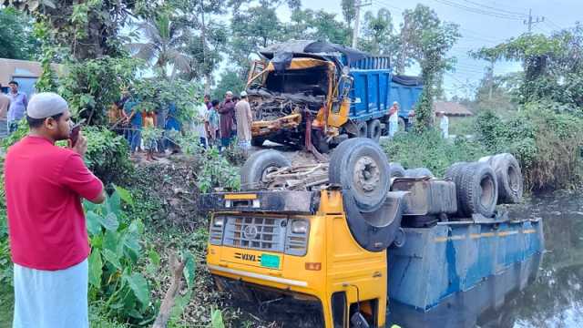 দাঁড়িয়ে থাকা ট্রাকের পেছনে আরেক ট্রাকের ধাক্কা, নিহত ২