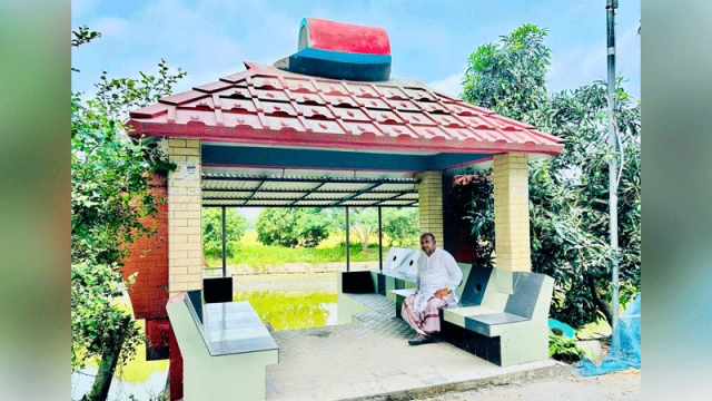 গোপালগঞ্জে দল ছাড়ার ঘোষণা দিয়ে নৌকার প্রতিকৃতি ভেঙে ফেললেন আ.লীগ নেতা