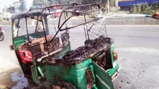 চট্টগ্রামে অটোরিকশায় পেট্রোলবোমা নিক্ষেপ, দুই নারী দগ্ধ 