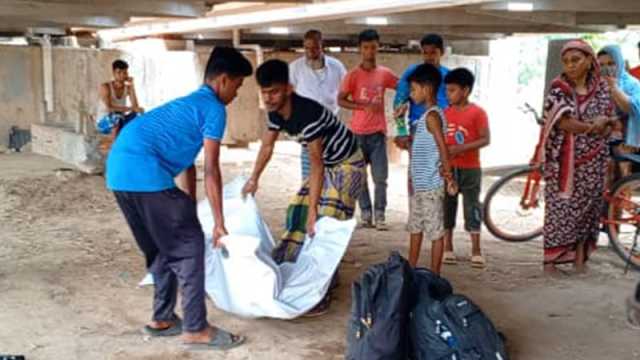 চলন্ত ট্রেনের ছাদে করছিলেন টিকটক, ছিটকে পড়ে প্রাণ গেল ২ জনের