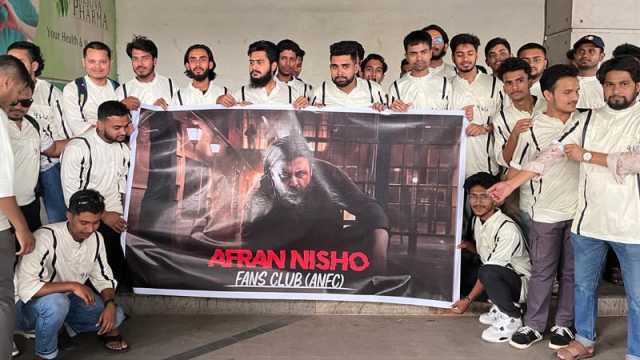 ‘৭৮৬’ লেখা পোশাকে সিনেমা দেখতে এলেন নিশোর শতাধিক ভক্ত
