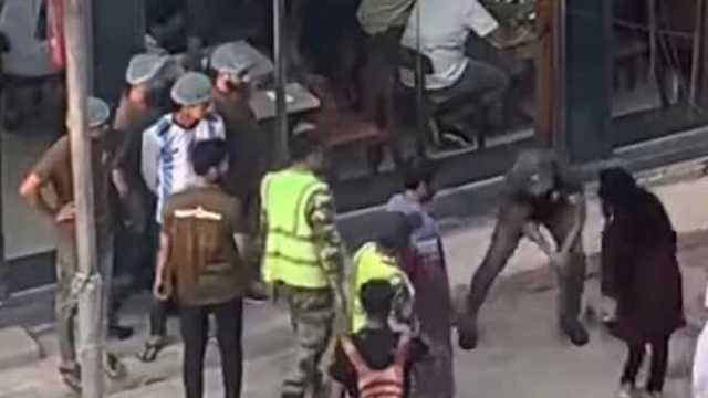 রামপুরায় কফি হাউজে তরুণীকে মারধর, ম্যানেজারসহ দু’জন আটক